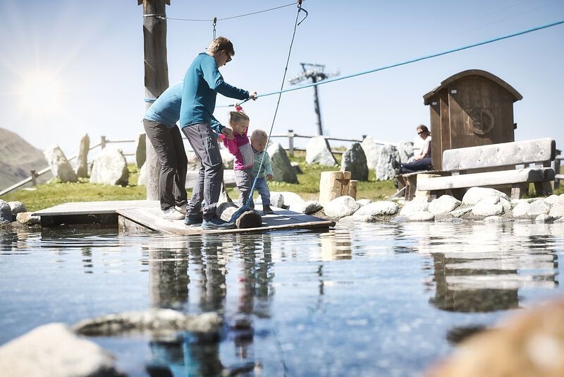 familie am wasserspielplatz mutspuren bp 2021 c arlberger bergbahnenbp 2021 16 1.2992, Homepage